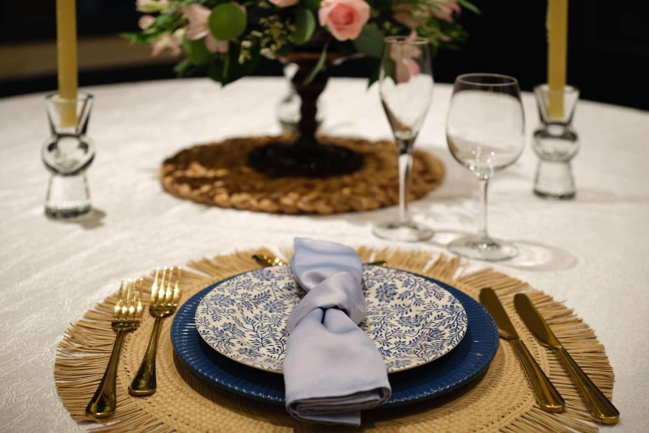 Bristol Panama, A Registry Collection Hotel Luaran gambar A place setting with a charger plate