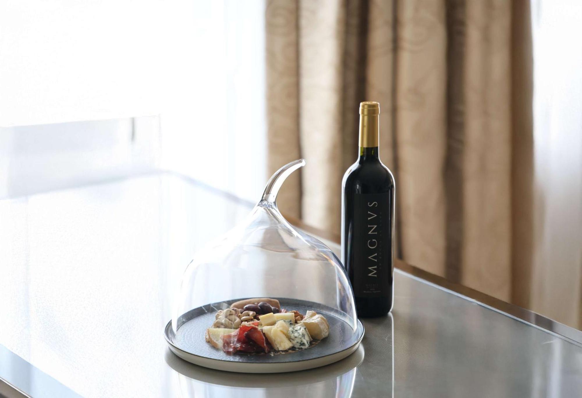 Bristol Panama, A Registry Collection Hotel Luaran gambar A wine decanter