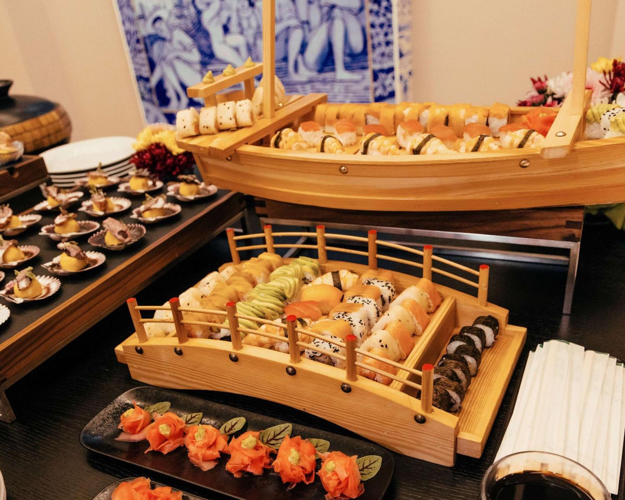 Bristol Panama, A Registry Collection Hotel Luaran gambar Sushi boat